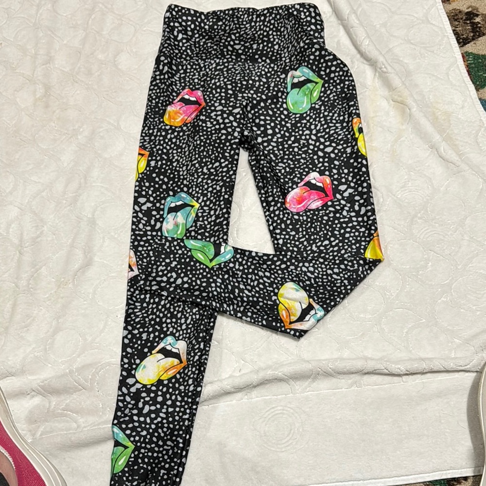 Goldsheep Black and Pink Leggings with Vibrant Design